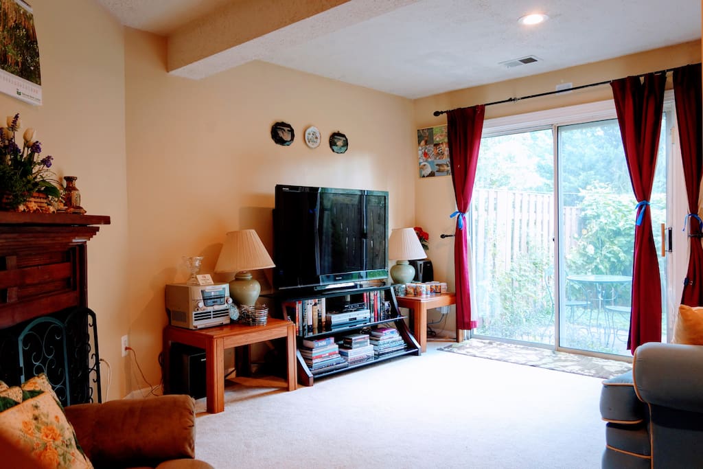 Walk-Out Basement with Private Entrance, garden outside, 55" LCD TV equipped with Blu-Ray Player and Netflix