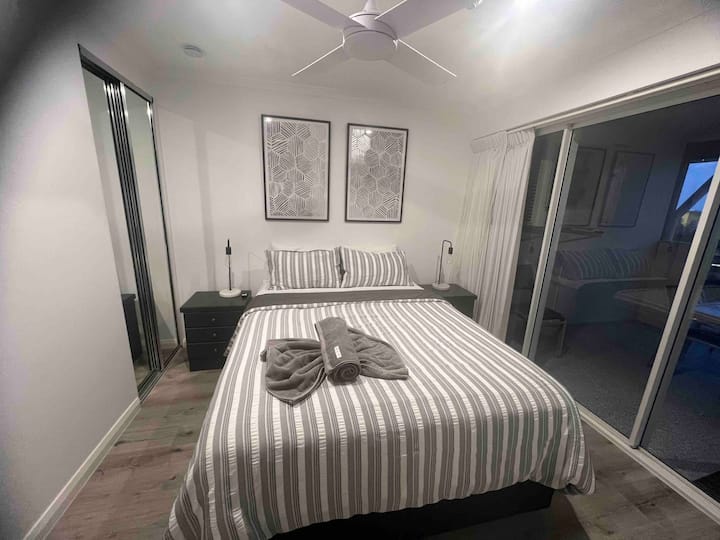 楼下主卧。配有标准双人床，配有毛绒床垫。 客房可直接进入阳台和海风。  