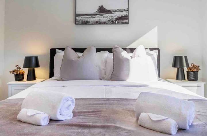 Kitanda aina ya queen chenye meza ya kando kwa kila upande