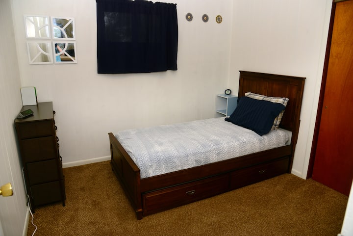 3rd bedroom (located next to the kitchen and bathroom) has a single/twin trundle bed, with pull out single bed.  We offer plenty of extra blankets for added guests.