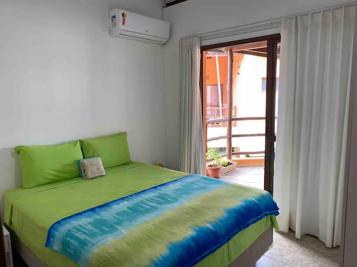 Suita 1 me krevat dopio "queen", ajër të kondicionuar të ndarë, dollap, derë në ballkonin e hyrjes dhe në korridor, banjë e kompletuar me dush elektrik 