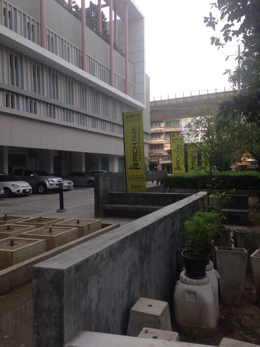 ด้านหน้าคอนโดเป็นถนนประชาราษฎร์2