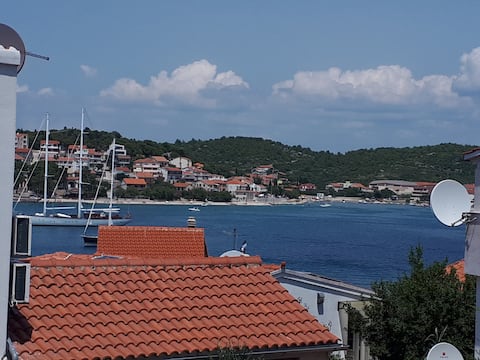 Top Airbnb: Sea view 1 bedroom apartment in Općina Tisno