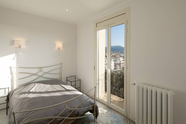 חדר שינה , נוף לצד העיר מעל עצי הזית, מצויד במיטה זוגית, מיטת ילדים, ארון. 