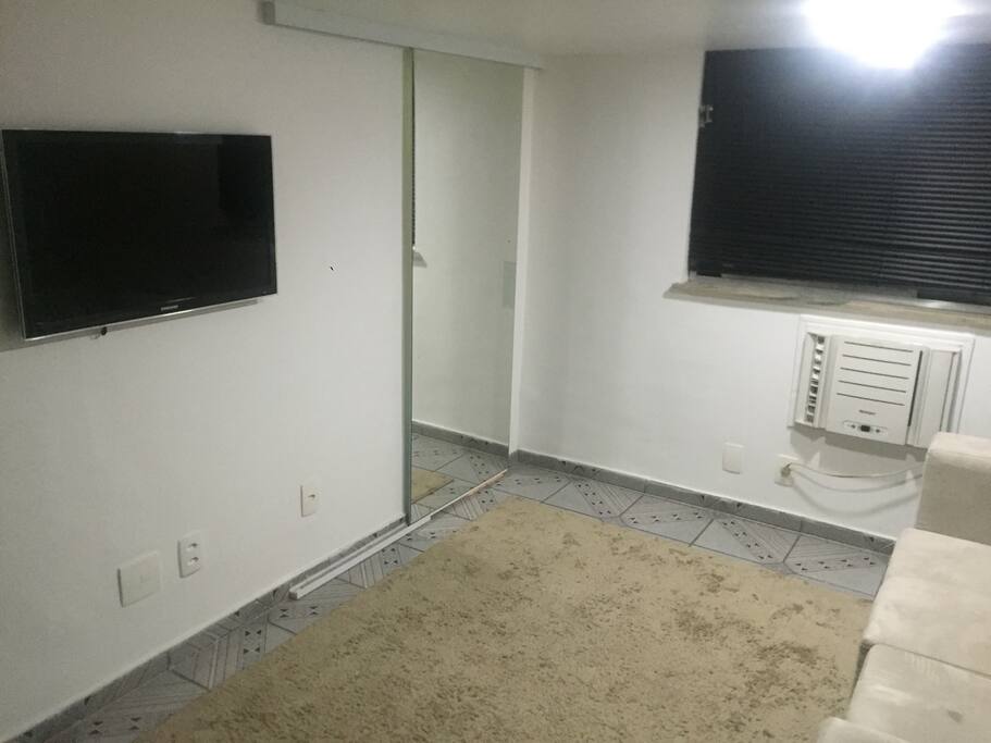 A visão geral da sala de estar do apartamento