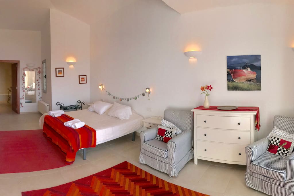 Habitación doble principal, cama king size, vistas al mar, salida terraza y baño con cabina ducha y bañera