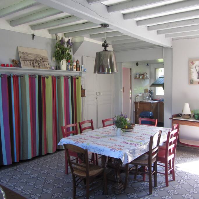 Salle à manger ouverte sur la cuisine