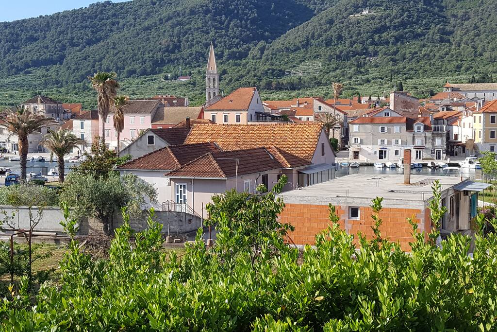 The house is set back a row so that there is little or no noise from the harbour. It looks directly over the beautiful Old Town and has distant views also.