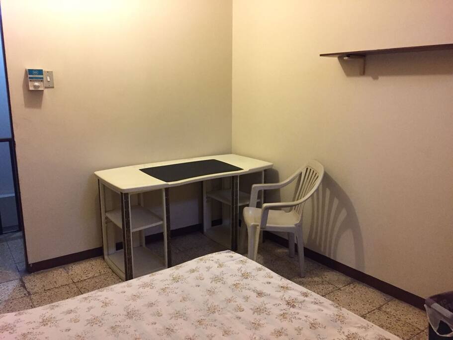 Room #2 equipado: cama twin (1,5 plazas), colchón, escritorio, silla, tacho de basura y de ropa sucia, repisa, excelente iluminación y circulación de aire natural, y ventilador de techo.