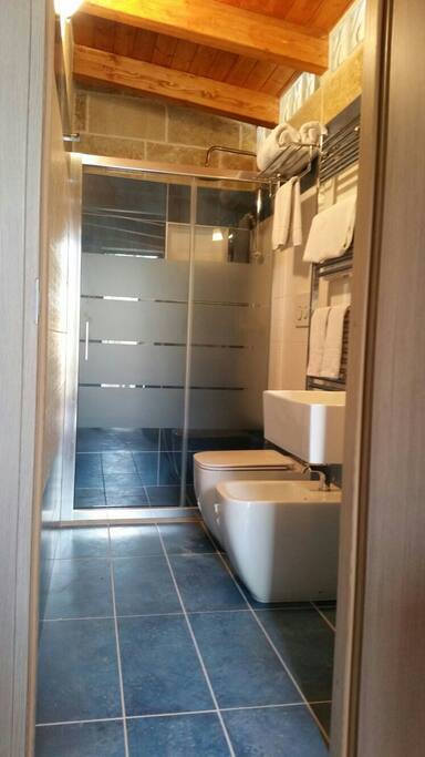Bagno con doccia