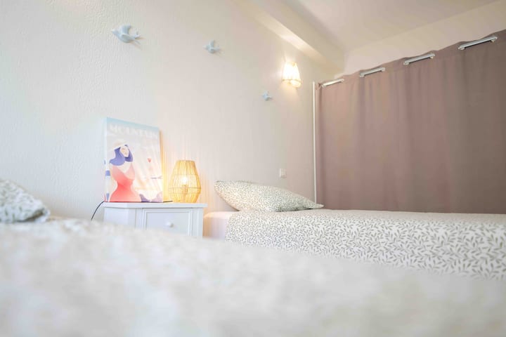 Საძინებელი 2 
2 × 90*200 ერთადგილიანი საწოლი
Კონდიციონერი ❄️