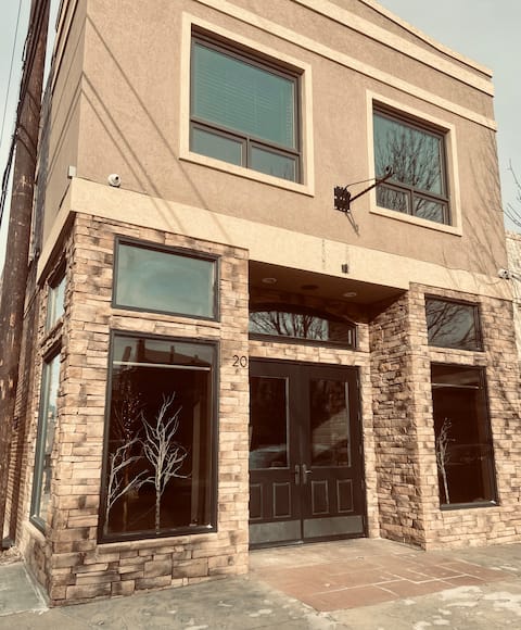 Lovely 2-bedroom loft w/fireplace & chef’s kitchen