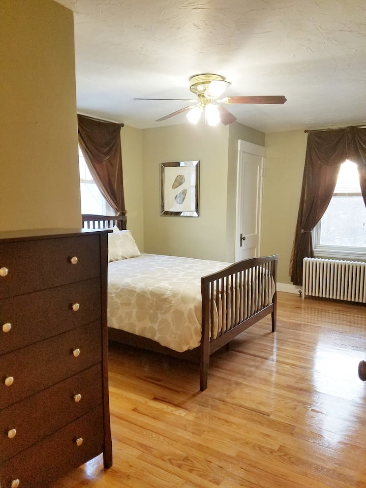 Main Bedroom - Queen