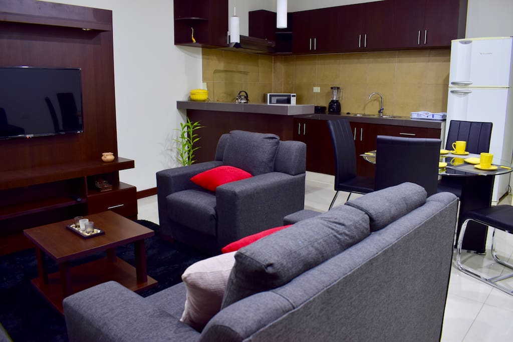 Living, comedor, cocina americana.