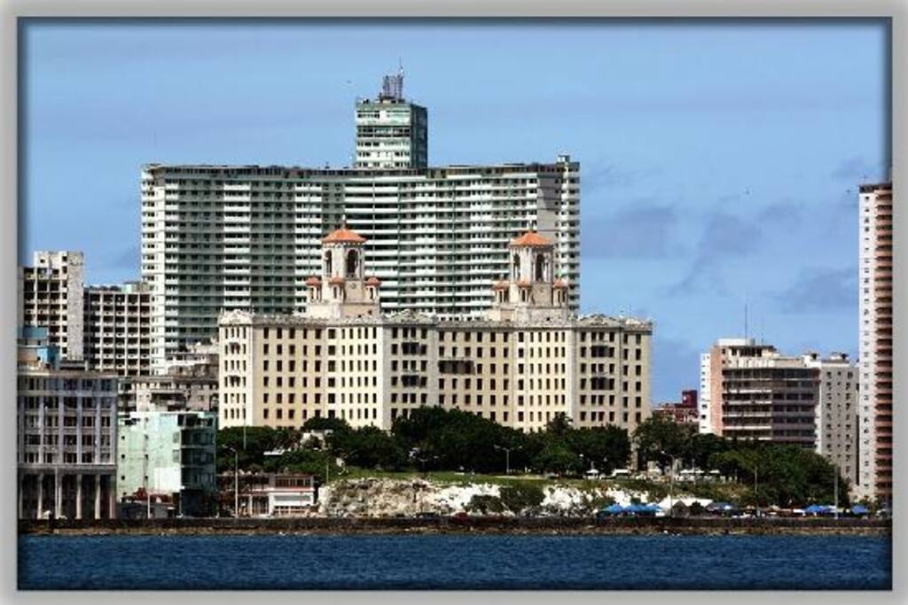 Esta cerca del hotel Nacional.