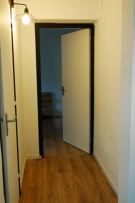 couloir desservant la salle de bain ainsi que la chambre numéro 2