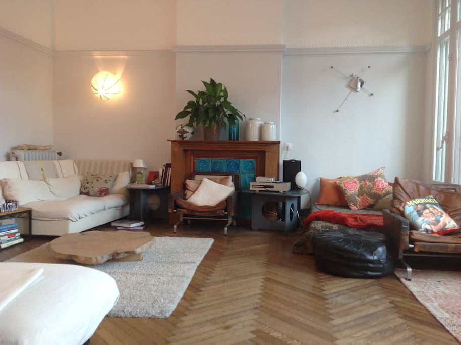 Un vaste salon très confortable