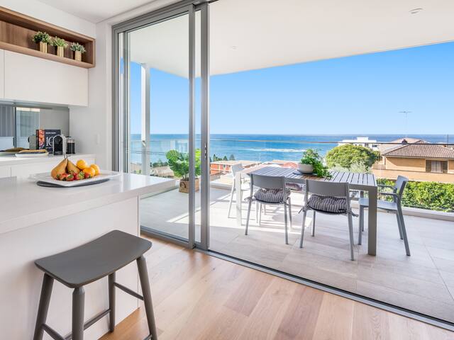 Stunning views in Coogee with Sunny Balcony