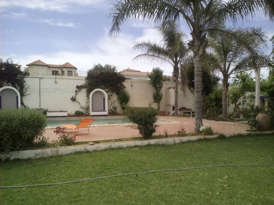 Jardin avec piscine et barbecue pour se detendre et recevoir