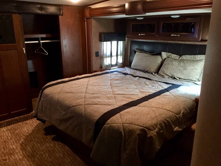 Bedroom - King size bed