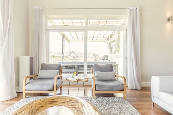 Luxury, Lakeside Villa with Private Pool and Jetty gallery image 5