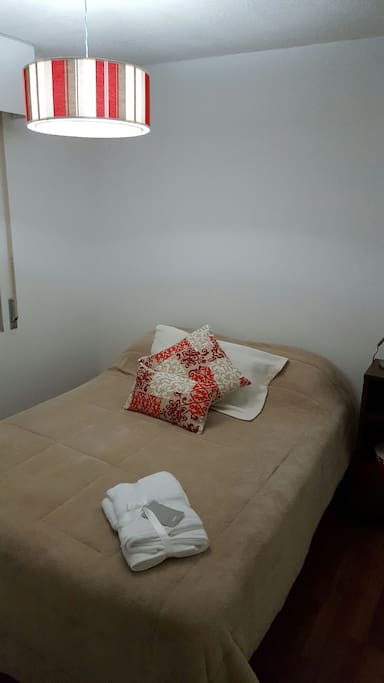 dormitorio para 2 personas muy luminoso con placard