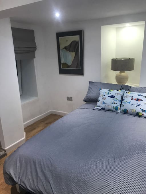 Double bed, window, picture