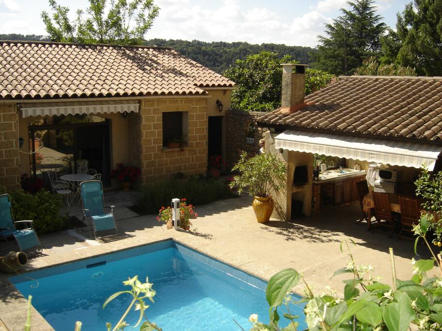 Vue du pavillon avec le pool-house