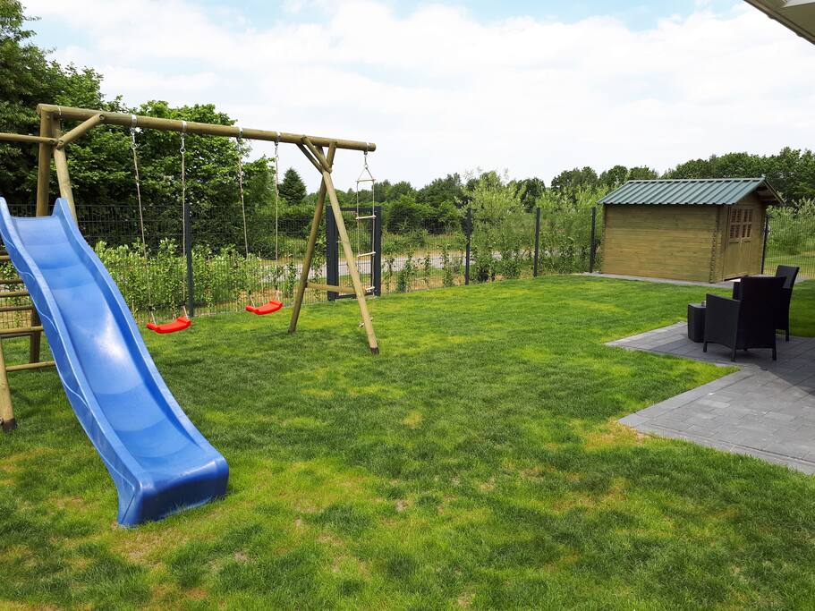 Garten mit Schaukel und Rutsche