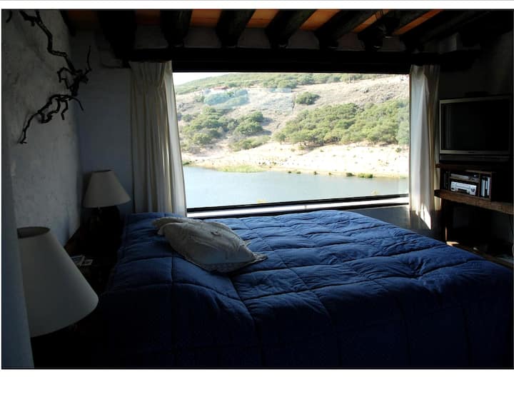  Брачен кревет (широк 180 - 200 см) во спалната соба со поглед на браната