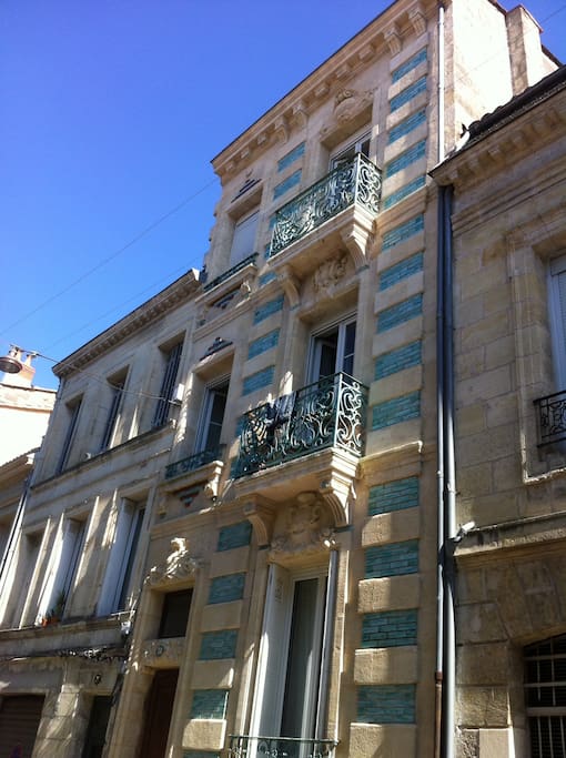 Façade de l'immeuble datant de 1903 typiquement Bordelaise.