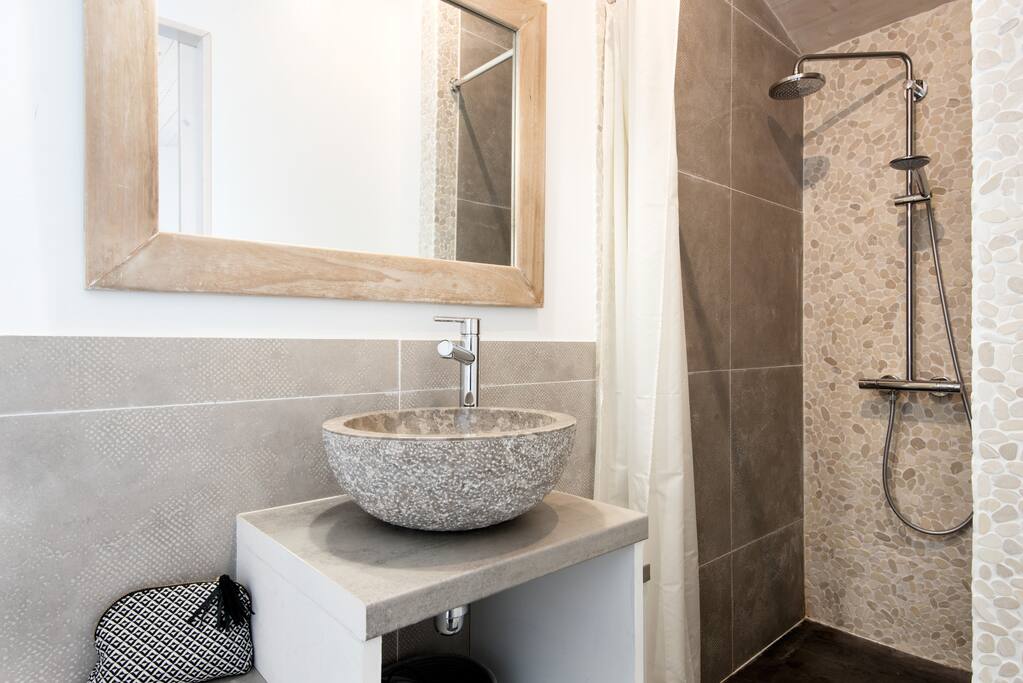 Salle d'eau avec douche à l'italienne