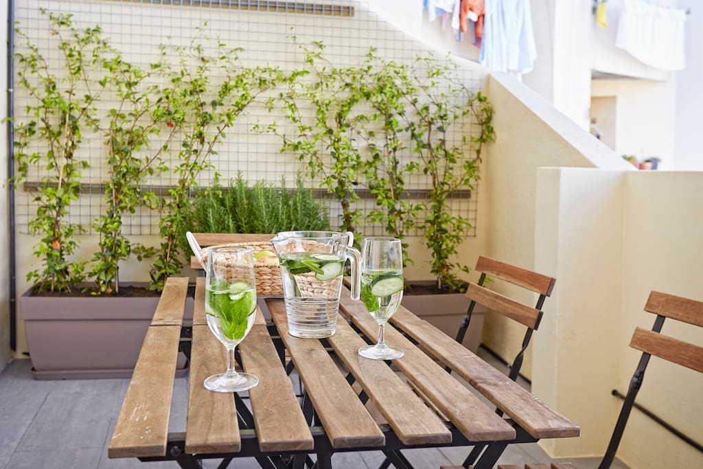 terrace: beautiful 4m2 with natural flowers and a set of table and chair