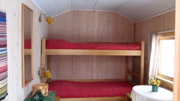 Liten hydda med våningssäng