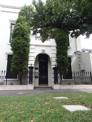 Howe’s This! A Huge, 1st Class, Dress Circle Home