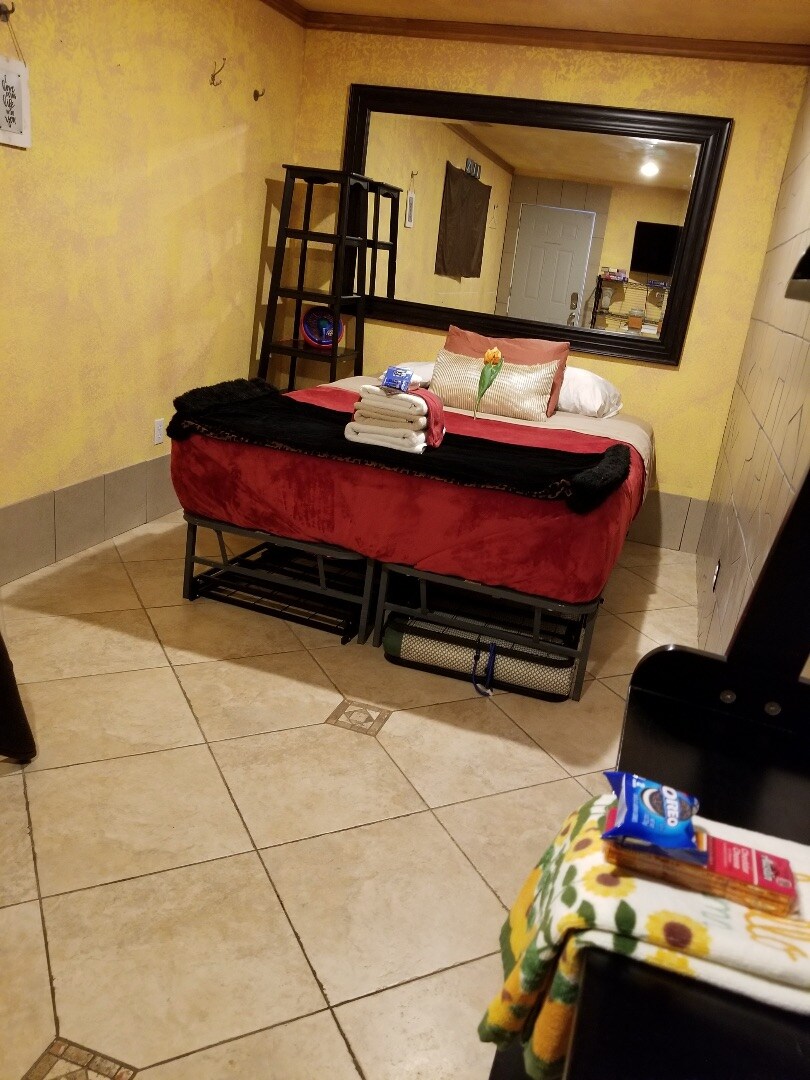 Kitanda aina ya Queen na Queen kukunja kitanda. Cot pia huhifadhiwa chini ya kitanda. Ikiwa unataka chumba chenye mwonekano hakikisha unakiomba. Chumba # 9 ndicho chumba pekee kisicho na mwonekano. 