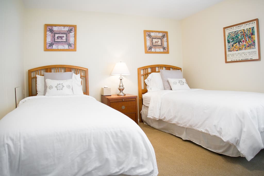 No need to sleep head to toe, the 3rd guest room offers some personal space all night long