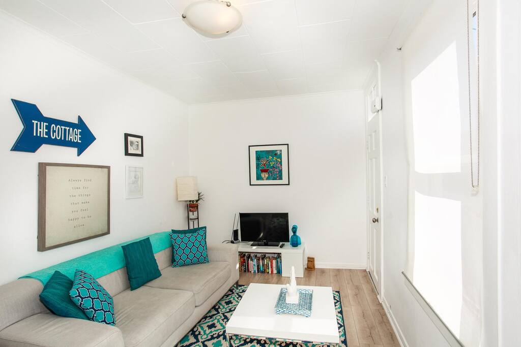 Cozy living room w/basic cable