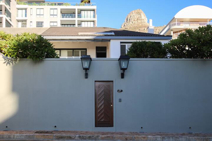 Bantry Bay Villa – sea & mountain views gallery image 2