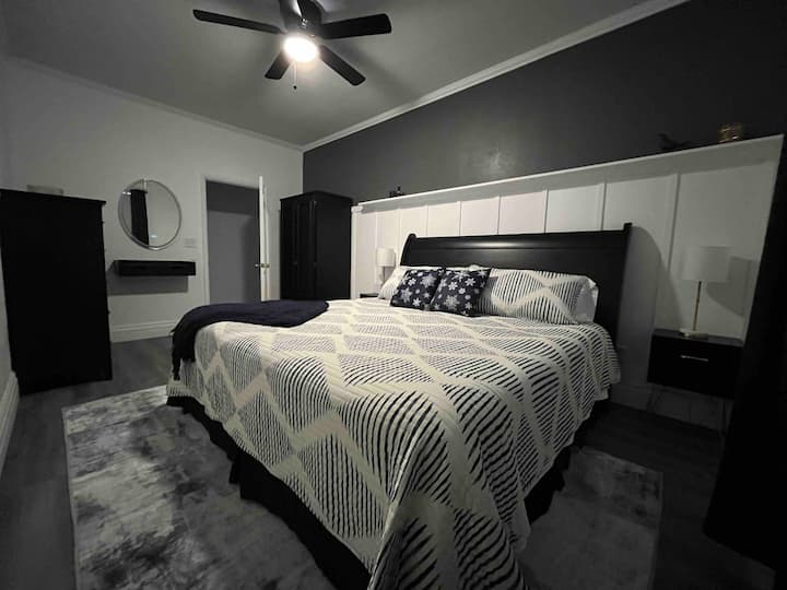 Nuestro cómodo dormitorio principal con cama King