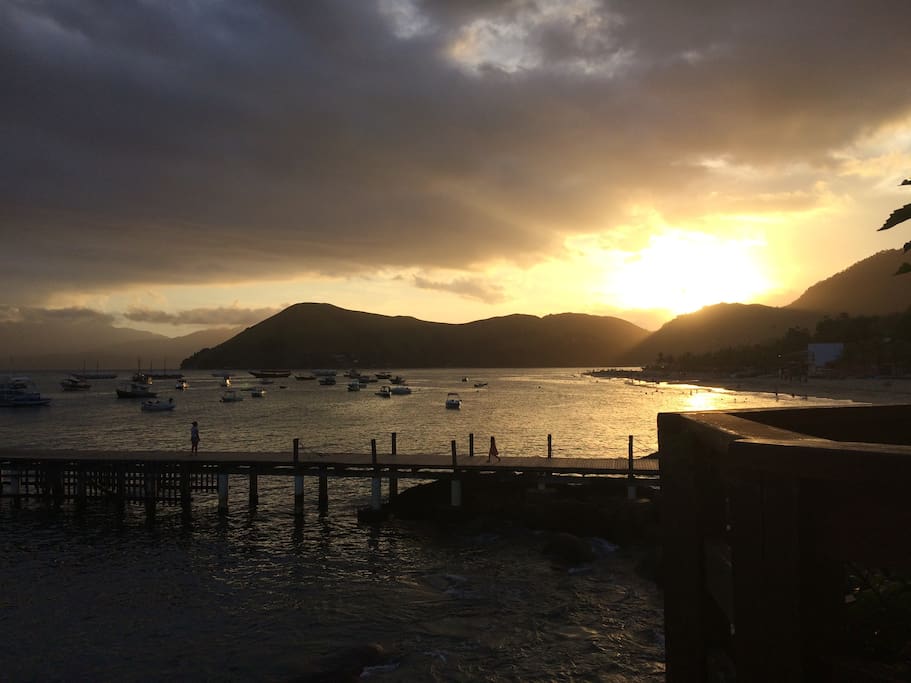 Cada dia um lindo por do sol. Cais enfrente a casa com passeios para a Ilha Grande.