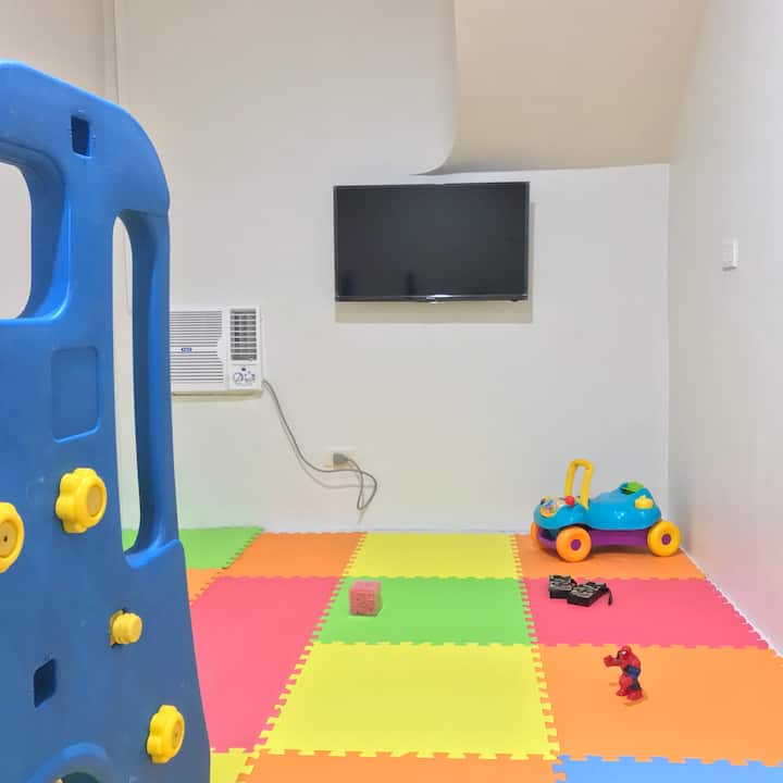 带平板电视和电影的游乐区。 （可转换为睡眠区）