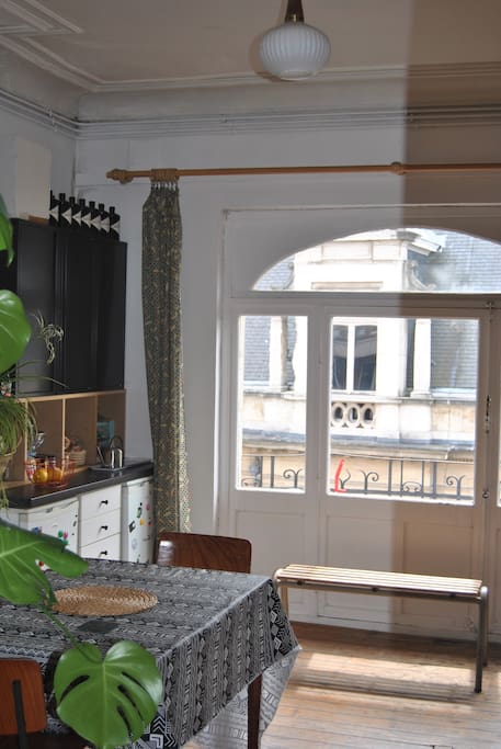 Une grande cuisine / salle à manger.