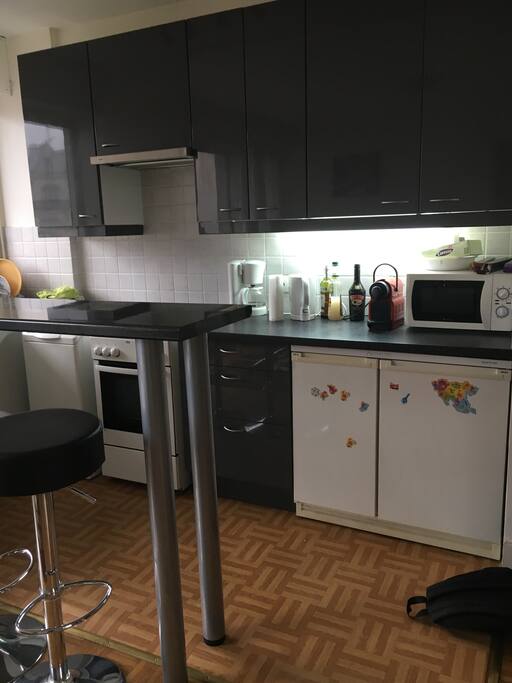 Cuisine équipée ouverte avec le séjour