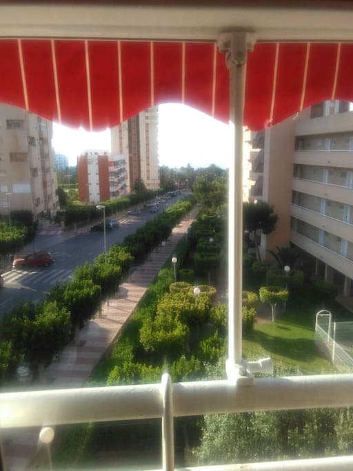 Caminando 7 minutos se llega a la playa de VillaAfrica. Muy amplia y con Bandera Azul