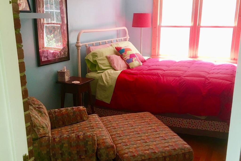 Peggy's comfortable Queen Bed
