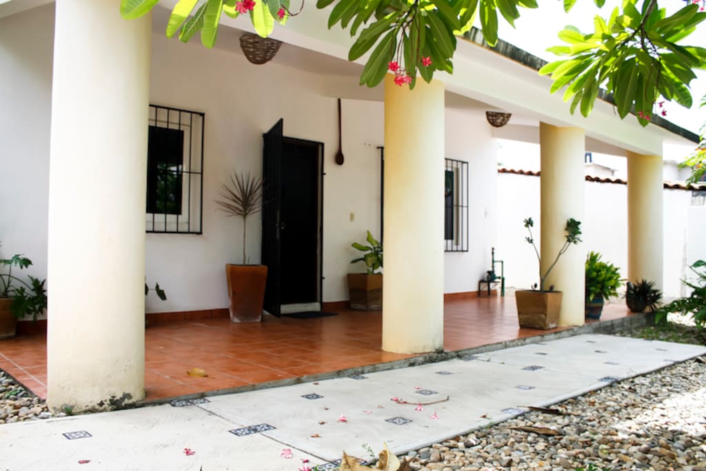 Very quiete house in the residential area de Bacocho. 5 to 20 minutes walking from restaurant area of Rinconada and the beach of Bacocho, Carrizalillo and Puerto Angelito. Private garden and parking, 2 bedrooms, 3 beds (additional bed available), 1 bathroom, living room, kitchen