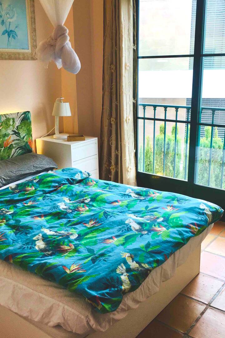 Vedľa rodinnej sprchy je táto svetlá a veselá spálňa s pohodlnou manželskou posteľou, zabudovanými skriňami a balkónom Juliette s výhľadom na záhradu vás pozýva na zdržanie.