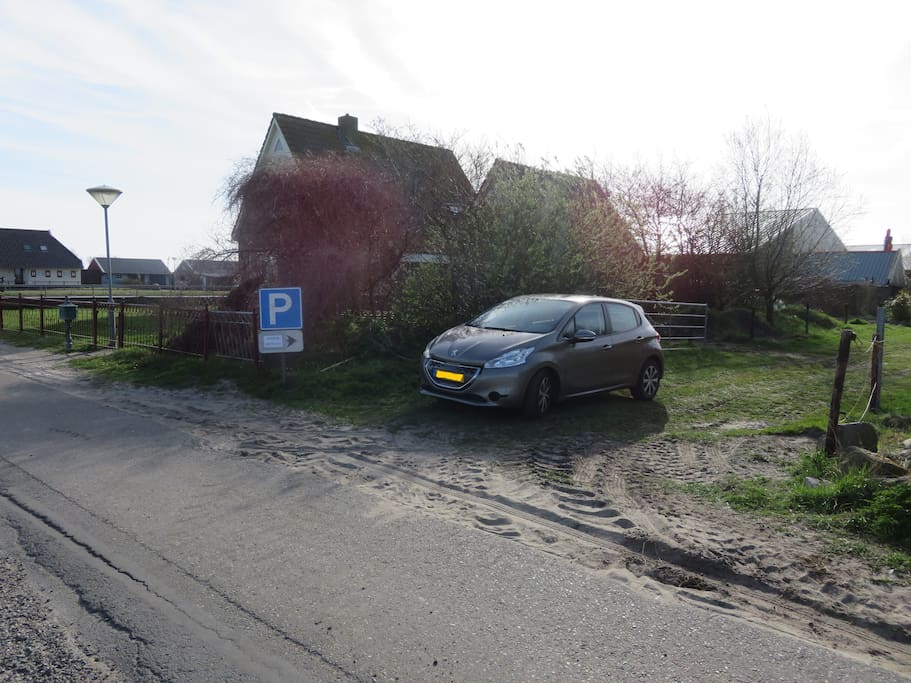 Eigen parkeerplaats naast het huis / private parking next to the house / eigener Parkplatz neben das Haus