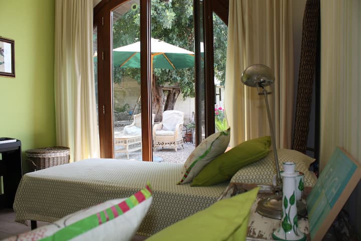Chambre verte vue jardin